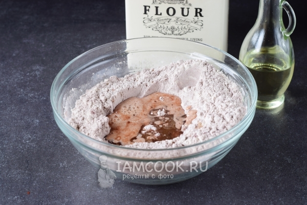 Влить масло