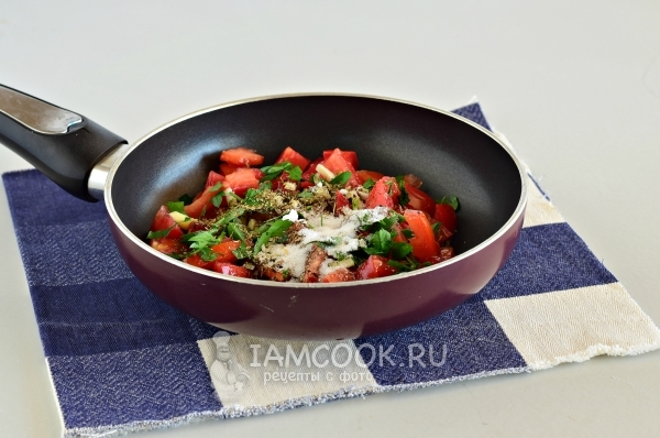 Всыпать соль, сахар и специи