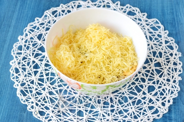 Добавить яйца и сыр