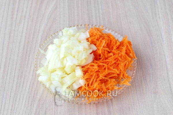 Измельчить лук и морковь
