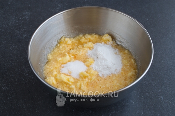 Всыпать разрыхлитель и ванильный сахар