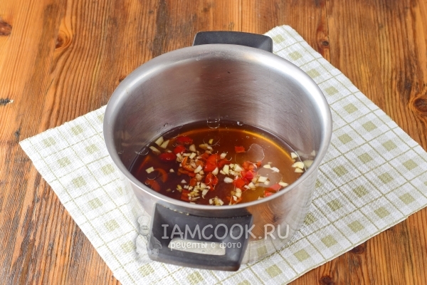 Положить перец и чеснок