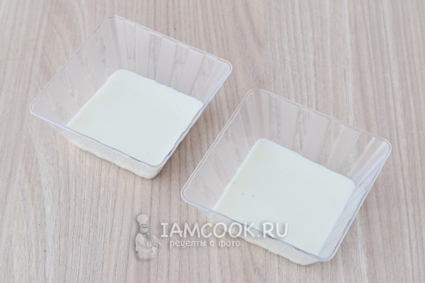 Влить белую массу в формочки