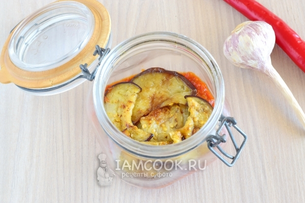 Положить на соус слой баклажанов