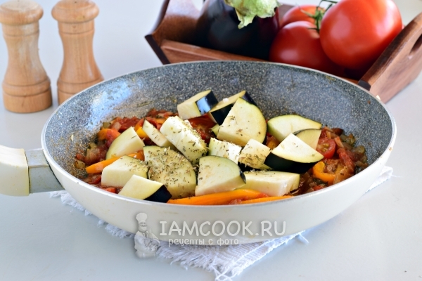 Всыпать соль, сахар и специи