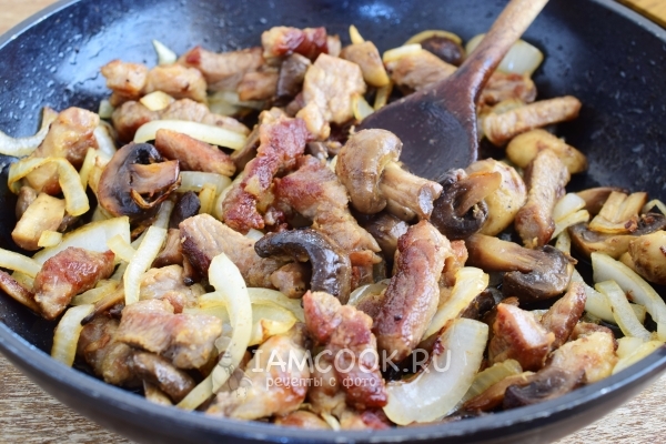 Пожарить мясо с грибами