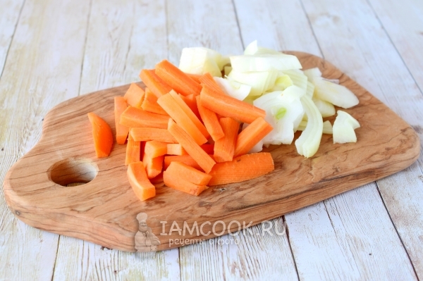 Порезать лук и морковь
