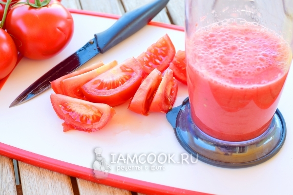 Измельчить помидоры в блендере