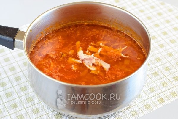 Положить мясо курицы в суп