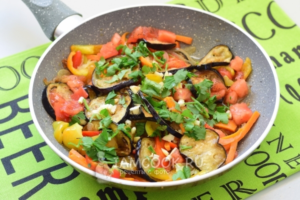 Добавить чеснок и зелень