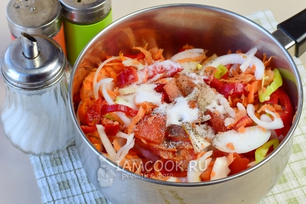 Добавить соль, сахар и специи