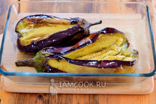 Выложить баклажаны в форму