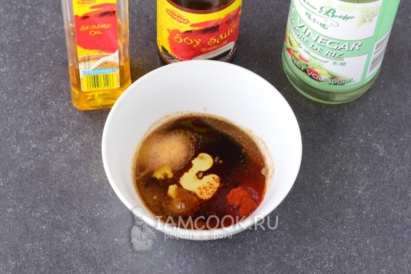 Влить соевый соус, масло и уксус