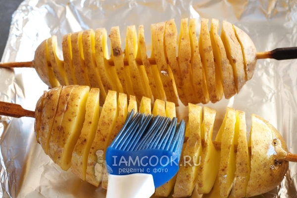 Смазать картофель маслом