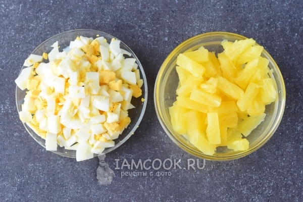 Нарезали яйца и ананас