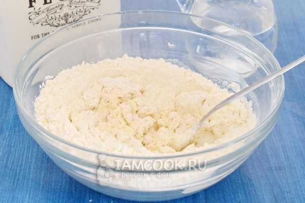 Размешать муку с водой