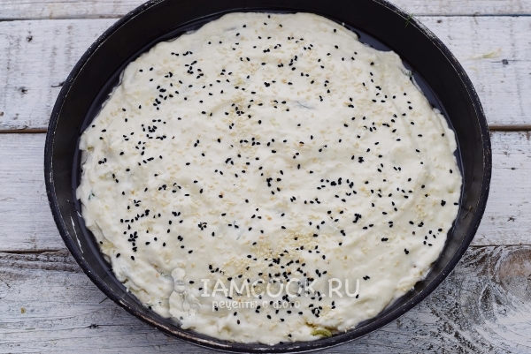 Посыпать пирог кунжутом