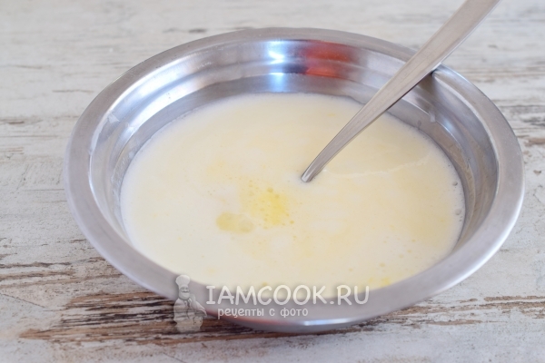 Размешать кефир с яйцом