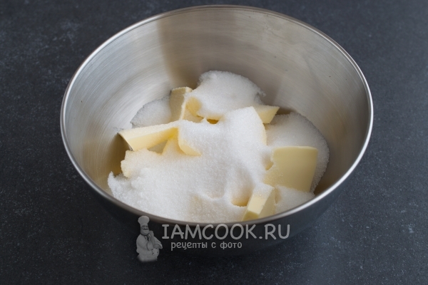 Соединить масло с сахаром