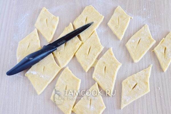 Сделать в середине ромба надрез