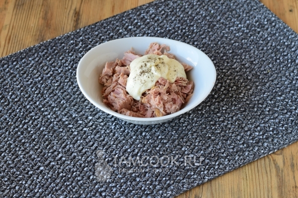 Соединить тунец, майонез и перец