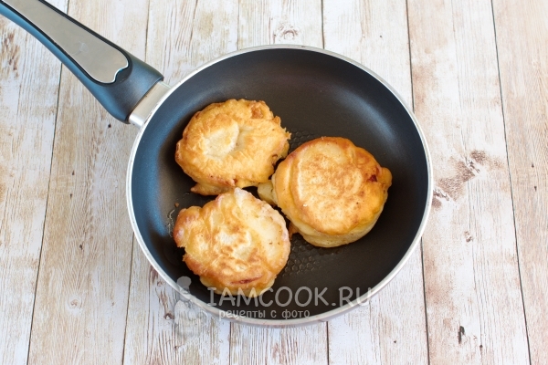 Пожарить колбасу в тесте