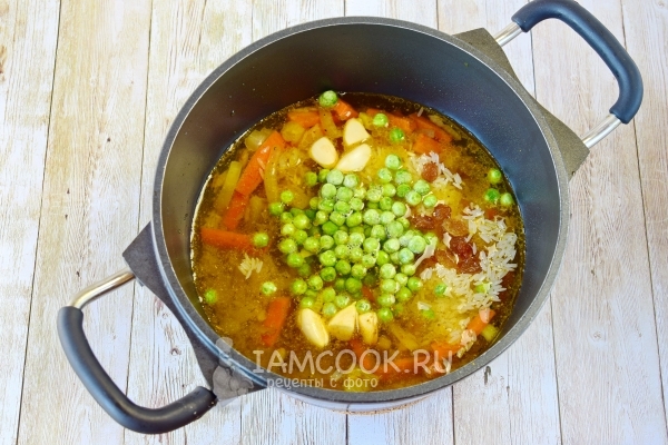 Положить зеленый горошек