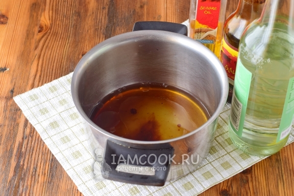 Влить соевый соус, масло и уксус