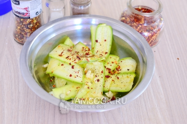 Всыпать соль и перец