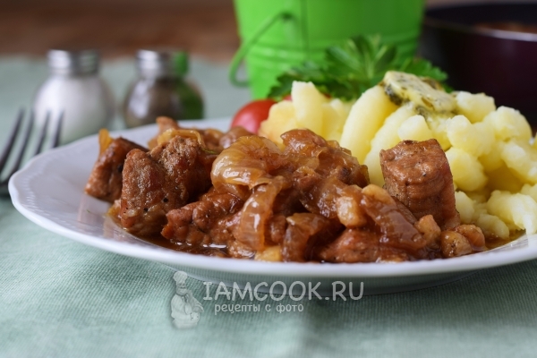 Жареное мясо с луком на сковороде