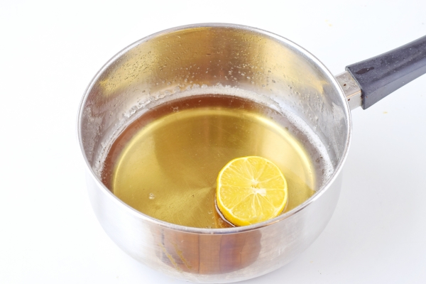 Влить сок лимона