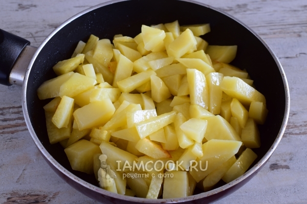 Обжарить картофель