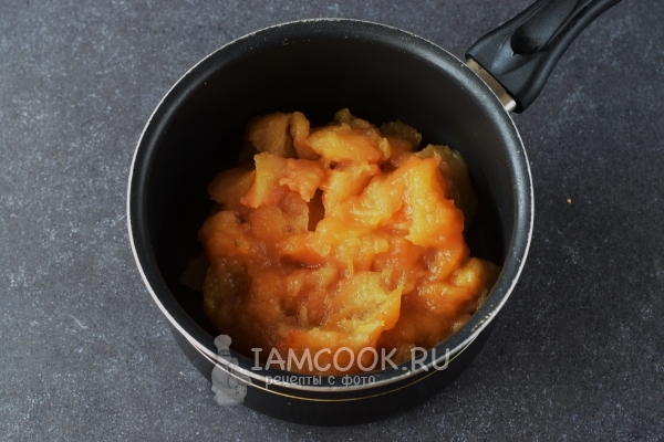 Протереть яблоки через сито