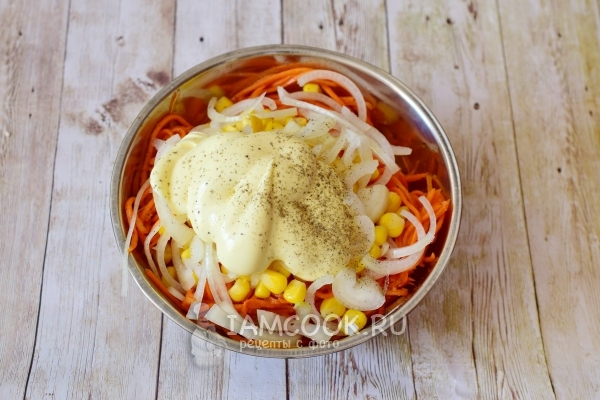 Добавить соль, перец и майонез