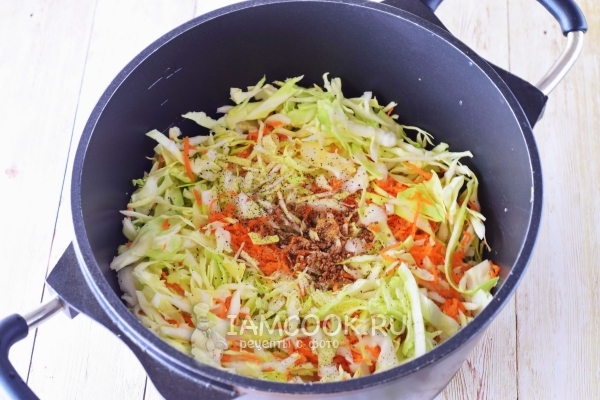 Всыпать соль и специи