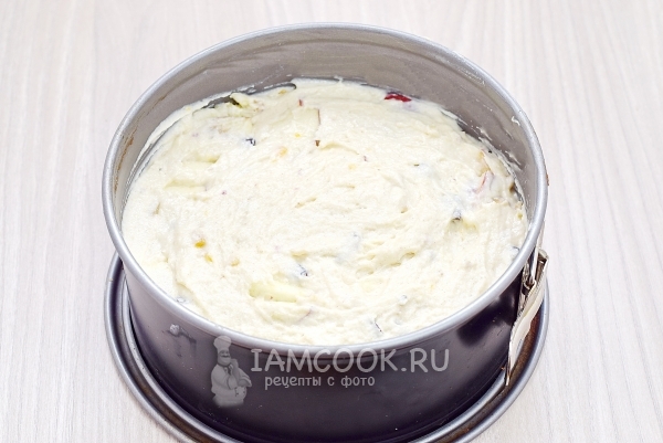 Положить на яблоки тесто