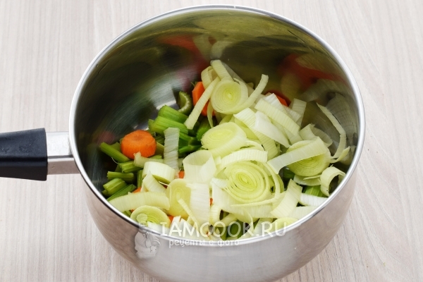 Порезать лук к овощам
