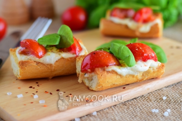 Фото брускетты с помидорами черри и моцареллой