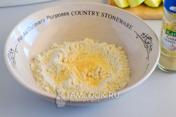 Смешать муку с чесноком