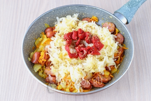 Положить томатную пасту и специи