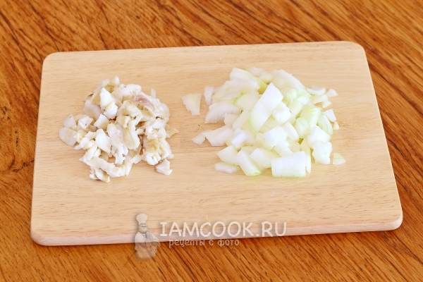 Порезать лук и сало