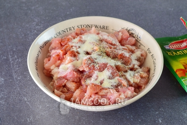 Всыпать желатин, соль и специи