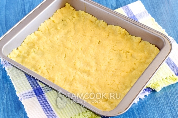 Выложить тесто в форму