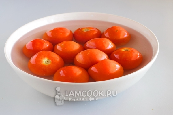 Положить помидоры в кипяток