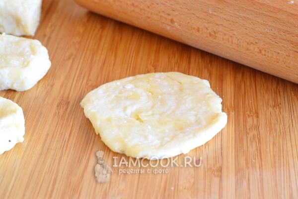 Раскатать тесто в небольшую лепешку