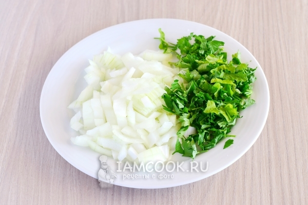 Порезать лук и зелень