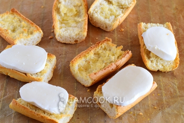 Положить на булку сыр