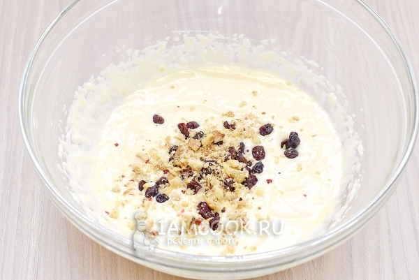 Всыпать изюм и орехи