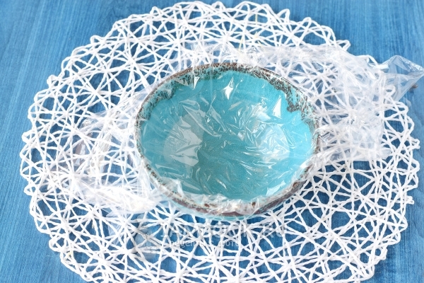 Застелить тарелку пищевой пленкой