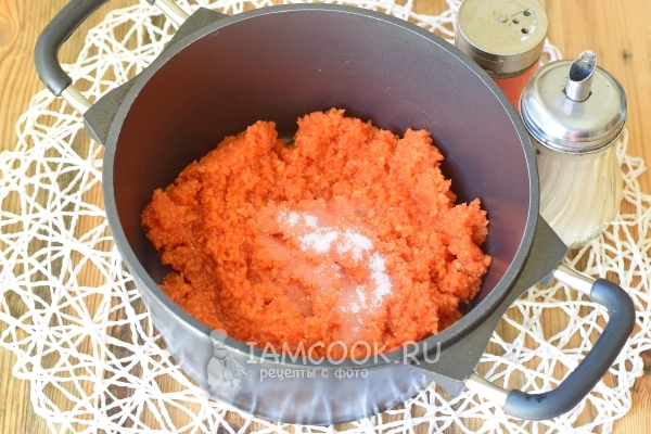 Всыпать соль и сахар